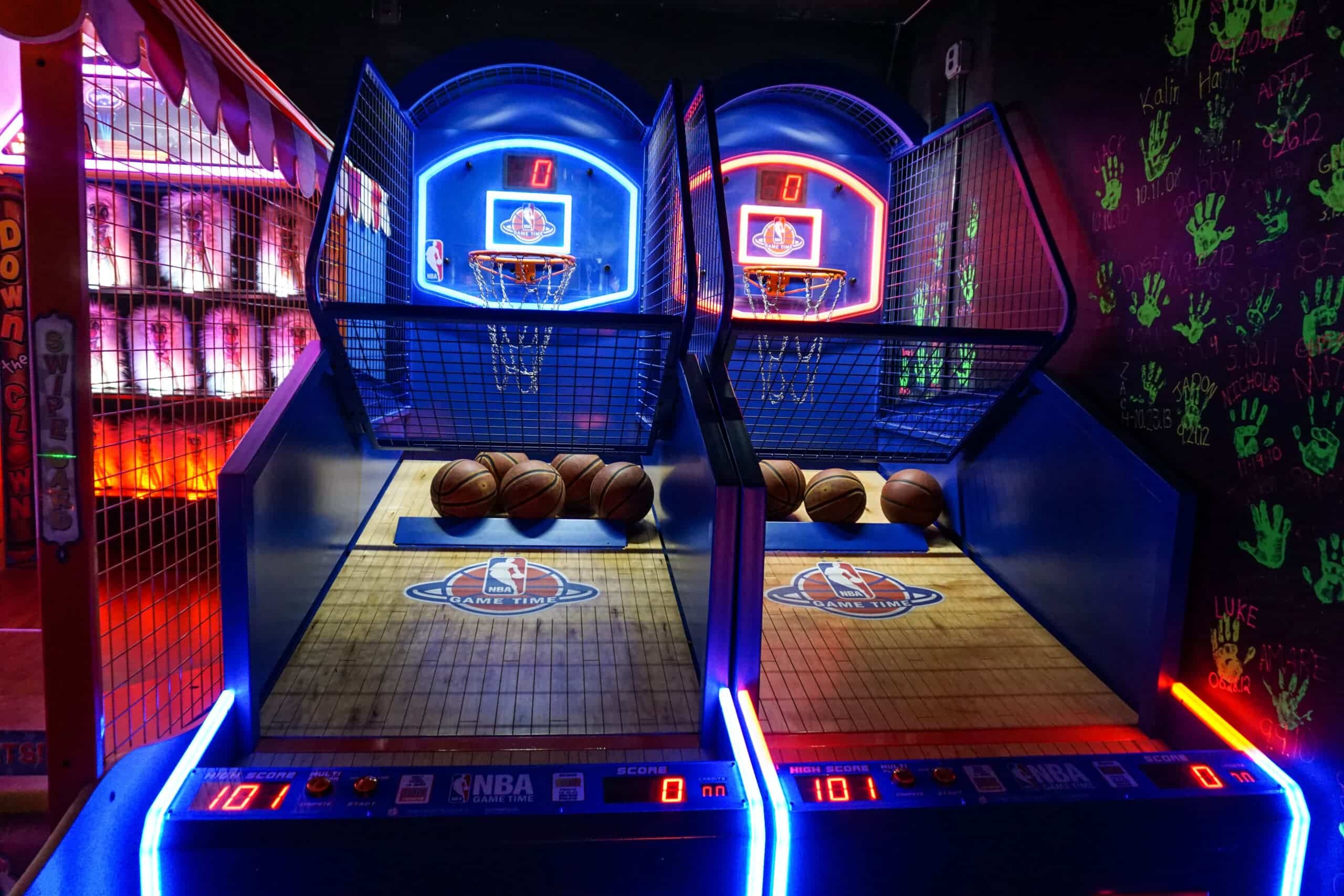 Arcade 4 Basketball minigame at monster mini golf