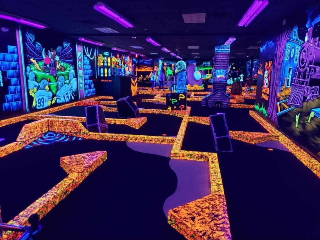 Monster Mini Golf Facilities 3 Neon decorations at a glow-in-the-dark indoor golf course at a monster mini golf location.